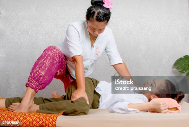 태국 전통 마사지 치료사에 의해 기지개를 받고 아시아 여자 마사지에 대한 스톡 사진 및 기타 이미지 - 마사지, 태국 문화, 태국