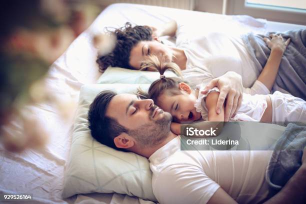 Zeit Zum Tagträumen Glückliche Familie Stockfoto und mehr Bilder von Bett - Bett, Eltern, Kind