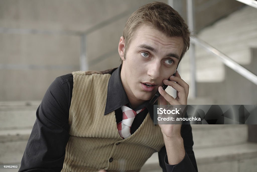 Молодой бизнесмен, говорящий cellphone - Стоковые фото 20-24 года роялти-фри
