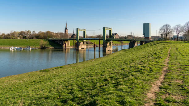 リフト橋 walsum、デュースブルク、ノルトライン = ヴェストファーレン州、ドイツ - vertical lift bridge ストックフォトと画像