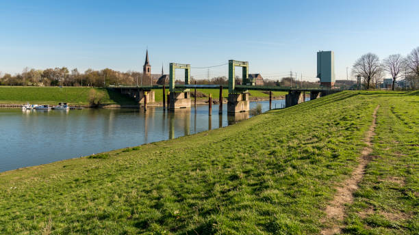 most wyciągowy walsum, duisburg, nadrenia północna-westfalia, niemcy - vertical lift bridge zdjęcia i obrazy z banku zdjęć