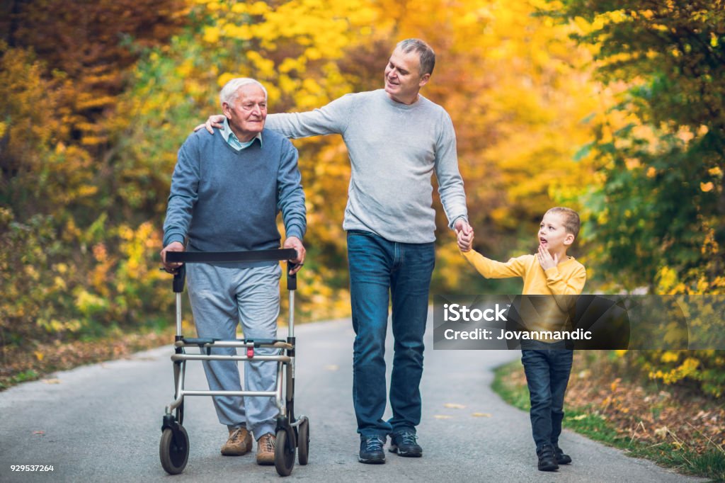 Personnes âgées père fils adulte et petit-fils sortir pour une promenade dans le parc. - Photo de Troisième âge libre de droits