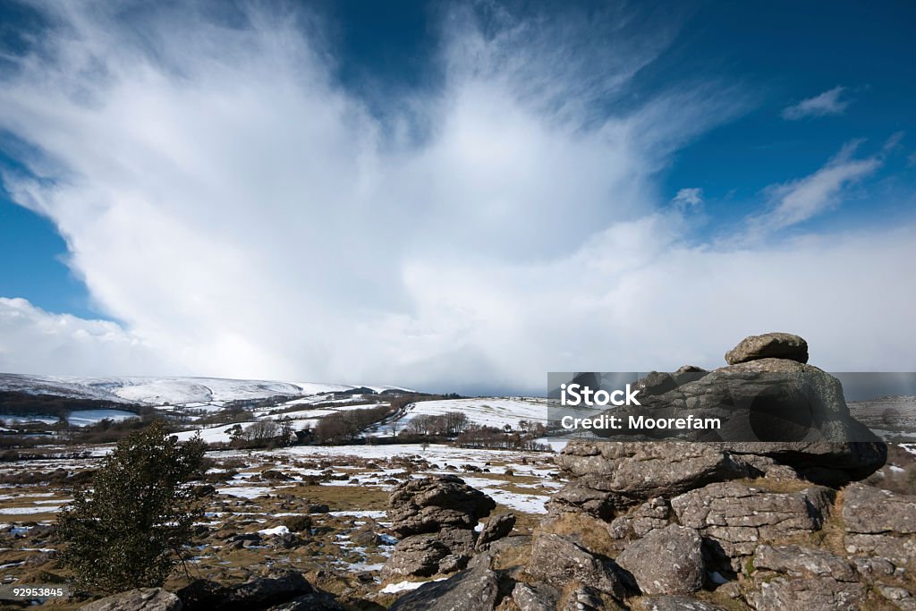 Houndtor Parque Nacional de Dartmoor com neve e Nuvem de tempestade - Royalty-free Afloramento Foto de stock