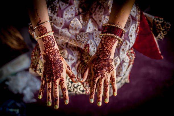 henna - mehndi hände - wedding indian culture pakistan henna tattoo stock-fotos und bilder