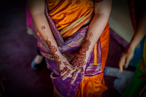 henna - mehndi mãos - wedding indian culture pakistan henna tattoo - fotografias e filmes do acervo