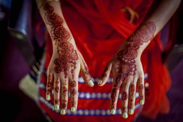 henna - mehndi mãos - wedding indian culture pakistan henna tattoo - fotografias e filmes do acervo