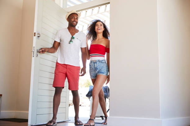 istock Couple Arriving At Summer Vacation Rental 929545812