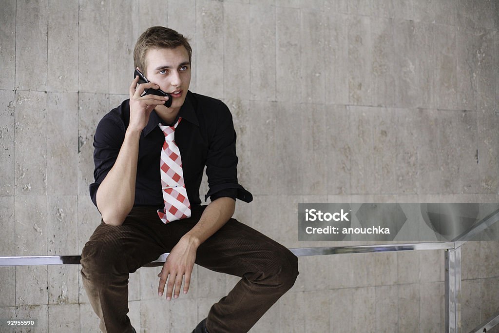 Jeune homme d'affaires assis sur l'escalier - Photo de 20-24 ans libre de droits