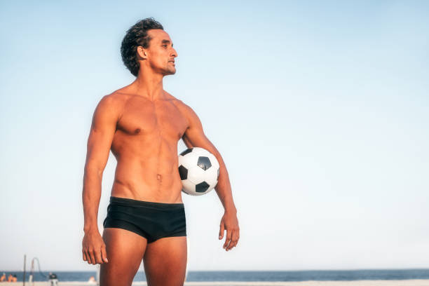 hombre brasileño con balón de fútbol en la playa en brasil - brazil beach copacabana beach recreational pursuit fotografías e imágenes de stock
