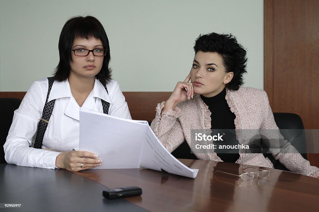 Dos joven mujer trabajando en la oficina - Foto de stock de 25-29 años libre de derechos