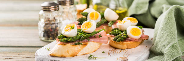 istock Fresh sendwich with ham, asparagus and quail eggs 929559554