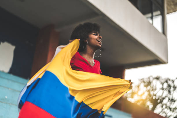 колумбийский болельщик смотрит футбольный матч - colombian ethnicity стоковые фото и изображения