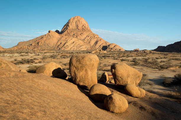 spitzkoppe berg - namibia - erongo fotografías e imágenes de stock