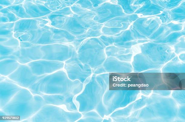 Blaue Und Helle Wasseroberfläche Mit Sonnenrefekte Im Schwimmbad Für Hintergrund Stockfoto und mehr Bilder von Wasser