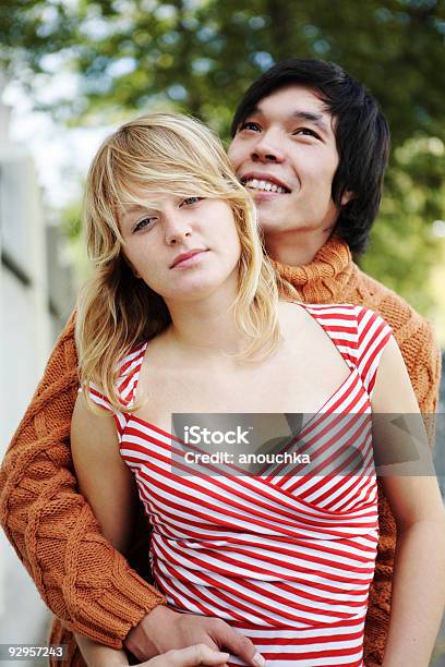 행복함 아름다운 젊은 커플입니다 20-29세에 대한 스톡 사진 및 기타 이미지 - 20-29세, 2명, 30-39세