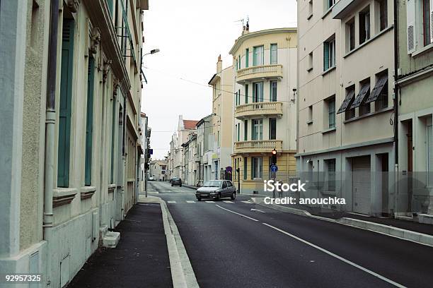 Foto de Calma Rua Da Pequena Cidade Francesa e mais fotos de stock de Aldeia - Aldeia, Arquitetura, Beco