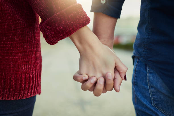 il vero amore significa non lasciarsi mai andare - holding hands human hand holding couple foto e immagini stock