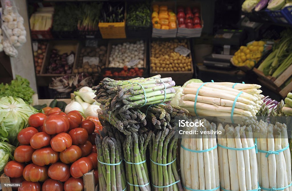 Italiano mercado de frutas e legumes - Foto de stock de Aspargo royalty-free