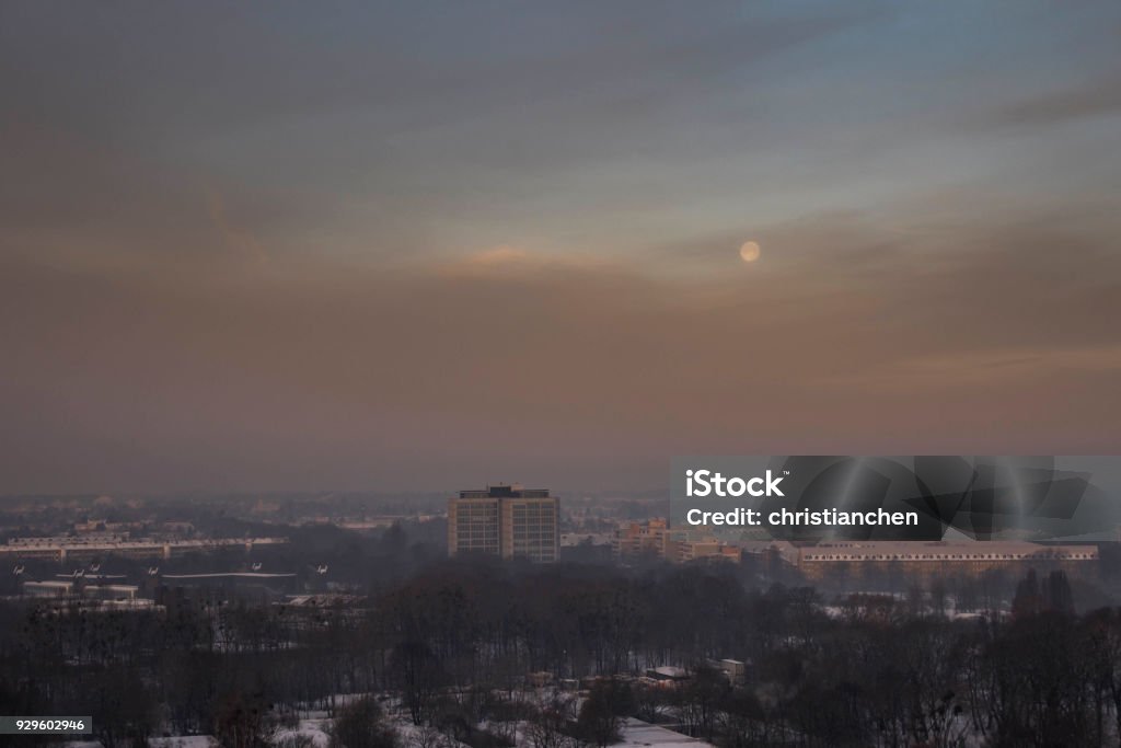 Sonnenaufgang über der Stadt - Lizenzfrei Abenddämmerung Stock-Foto