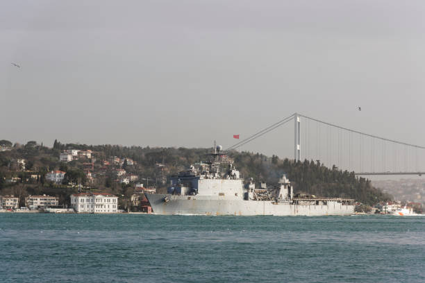 uss oak hill (lsd51) traversant le détroit du bosphore - named military ship photos et images de collection