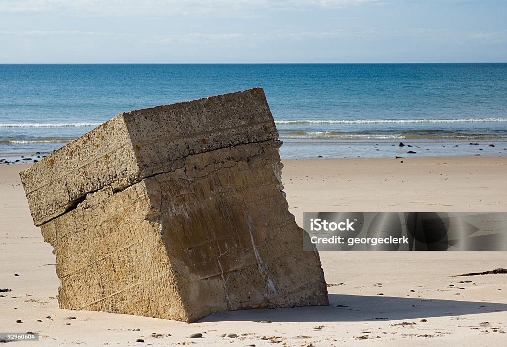 Bloc de béton sur la plage - Photo de Agression libre de droits