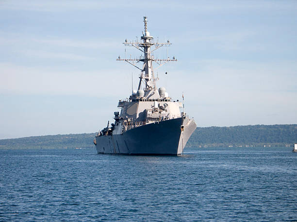 cacciatorpediniere destroyer ancorato in porto - imbarcazione militare foto e immagini stock