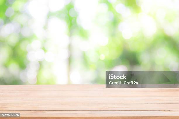 Tavolo In Legno Vuoto Con Bokeh Verde Natura Defocus Sfondo Naturalistico Astratto - Fotografie stock e altre immagini di Tavolo