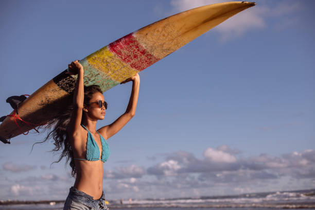istock Girl going surfing 929610010