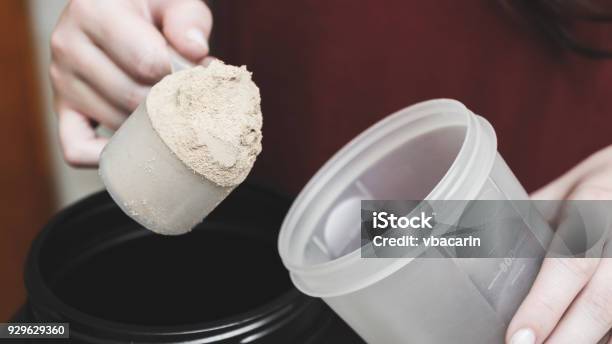 Va A Verter Polvo De Proteína De Caseína En La Taza Foto de stock y más banco de imágenes de Proteína