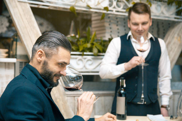 jóvenes, oler la copa de un vino - wine degustation winetasting cafe fotografías e imágenes de stock