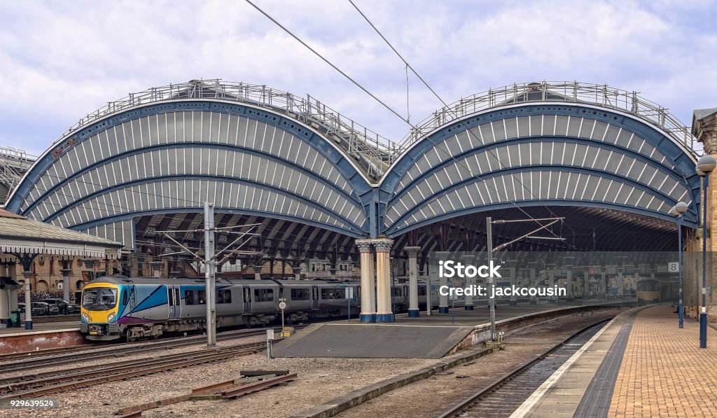 Toldos de metal y vidrio de siglo XIX Twin dominan la estación. - Foto de stock de Aire libre libre de derechos