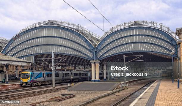 Toldos De Metal Y Vidrio De Siglo Xix Twin Dominan La Estación Foto de stock y más banco de imágenes de Aire libre