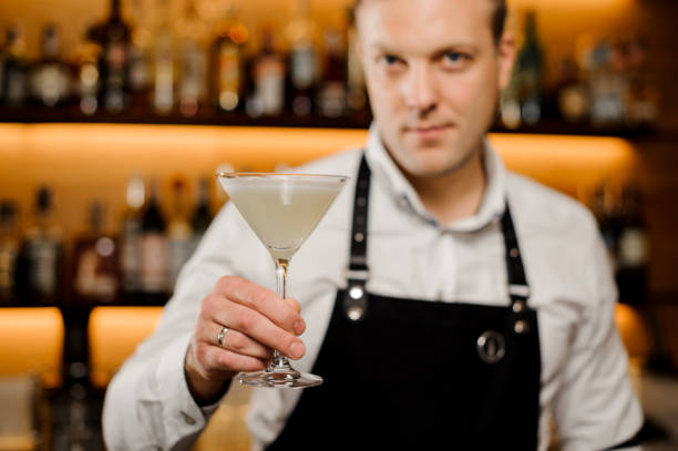 istock Cocktail glass with fresh alcoholic drink in bartenders hand 929640532