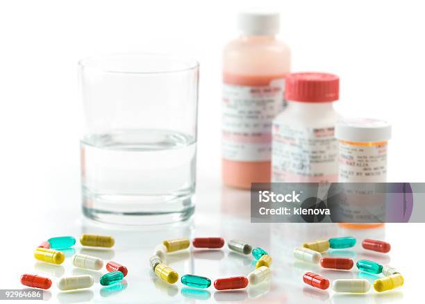 Comprimido - Fotografias de stock e mais imagens de Alívio - Alívio, Antibiótico, Bactéria