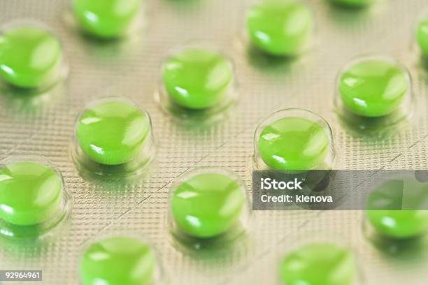 Zielone Pigułki - zdjęcia stockowe i więcej obrazów Antybiotyk - Antybiotyk, Bakteria, Biały