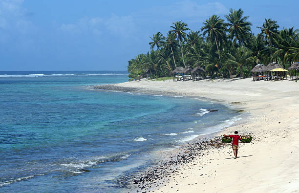 lokale am strand - reef break stock-fotos und bilder