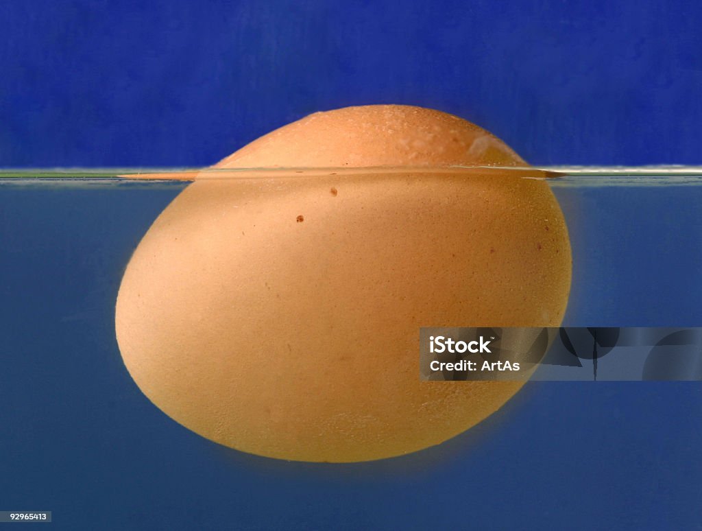 卵 - 水に浮かぶのロイヤリティフリーストックフォト