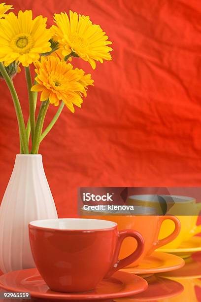 Foto de Bonés De Cores E Flores Amarelas e mais fotos de stock de Amarelo - Amarelo, Arranjo, Bebida