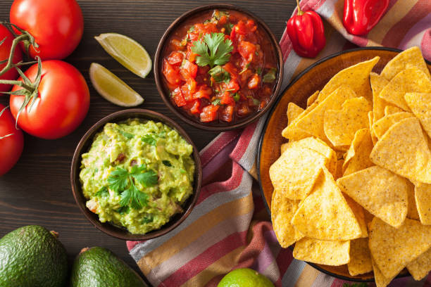 mexikanische guacamole und salsa-dip, nachos tortilla chips - guacamole stock-fotos und bilder