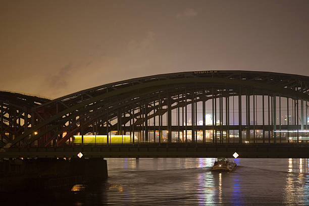 nocy, hambug - railroad crossing bridge river nautical vessel zdjęcia i obrazy z banku zdjęć