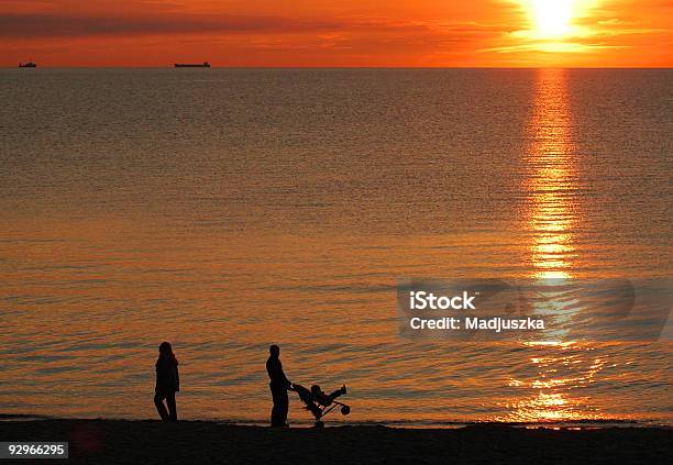 Photo libre de droit de Famille À Pied Au Coucher Du Soleil banque d'images et plus d'images libres de droit de Bébé - Bébé, Ciel, Coucher de soleil