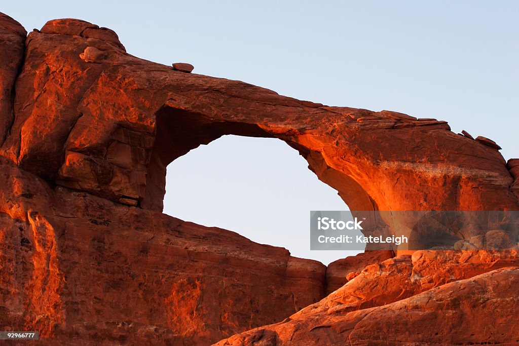 Formazione rocciosa arco Skyline apertura al tramonto - Foto stock royalty-free di Largo - Descrizione generale