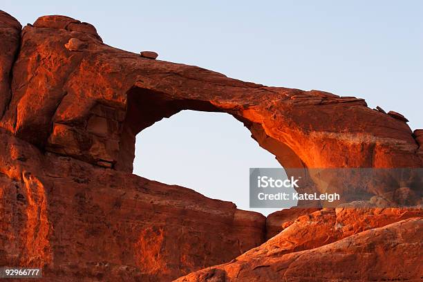 Formazione Rocciosa Arco Skyline Apertura Al Tramonto - Fotografie stock e altre immagini di Largo - Descrizione generale