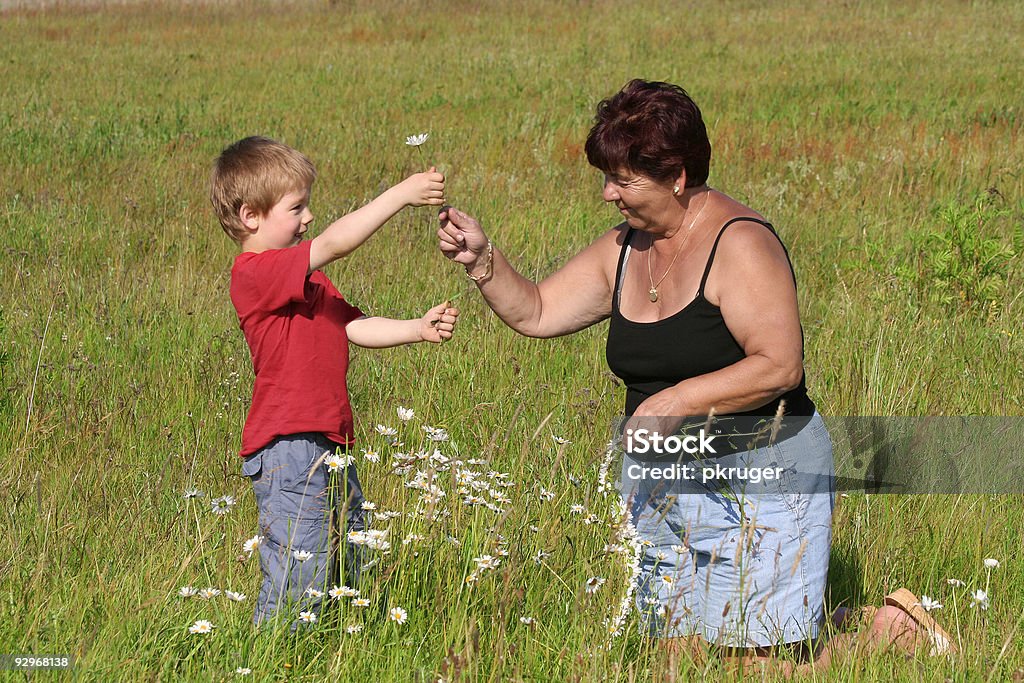 祖母と孫自分の花 - シニア世代のロイヤリティフリーストックフォト