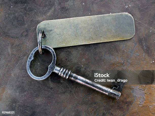 Винтажный Ключ С Keytag — стоковые фотографии и другие картинки Ключ - Ключ, Старомодный, Этикетка