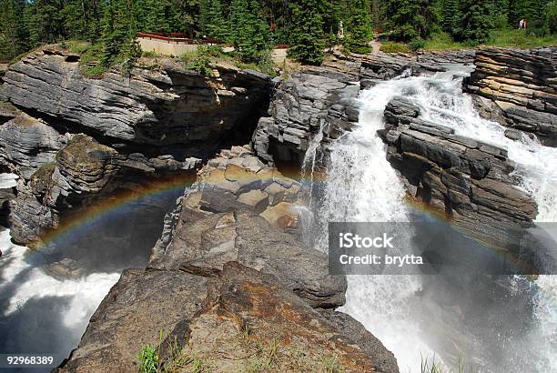 Wodospad Athabasca Falls Jasper Park Narodowy Alberta Kanada - zdjęcia stockowe i więcej obrazów Alberta