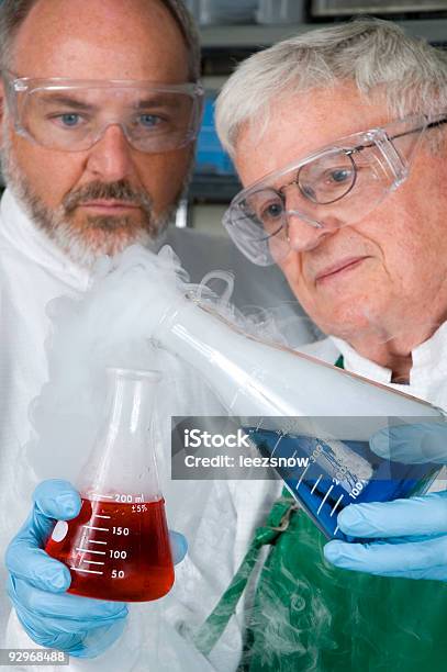 Chemicaltechniker Stockfoto und mehr Bilder von Labor - Labor, Erdgas, Aktiver Senior