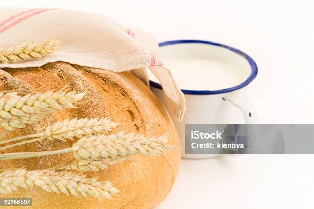 Frisches Brot Und Milch Stockfoto und mehr Bilder von Ausgedörrt - Ausgedörrt, Brotkrumen, Brotlaib