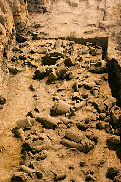 xian tomb wykopów z terakotowa warriors - horse terracotta soldiers china terracotta zdjęcia i obrazy z banku zdjęć