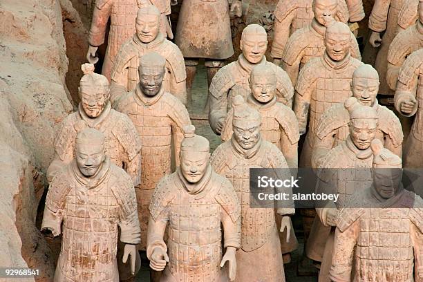 Photo libre de droit de Xian Tombeau Des Guerriers De Terre Cuite banque d'images et plus d'images libres de droit de Armée de terre - Armée de terre, Armée en terre cuite de l'empereur Qin Shi Huangdi, Chine